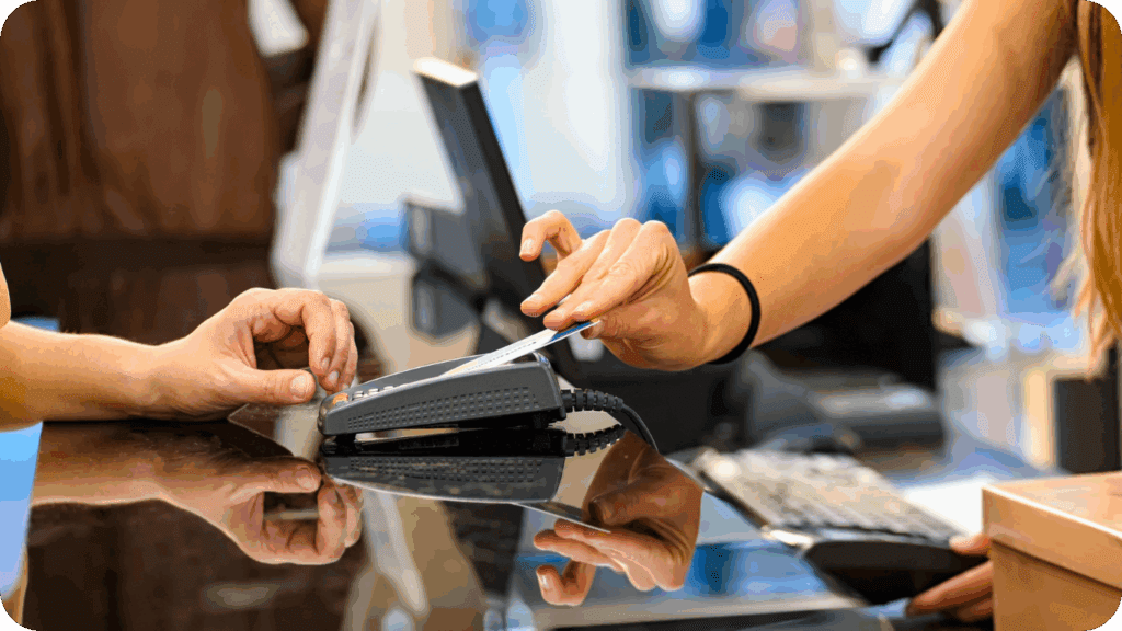 Cliente paga con POS: vendita locale incrementata dal piano strategico dell’Agenzia Marketing Pistoia