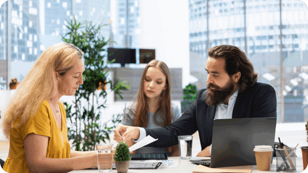 Consulente spiega contratto: servizi per professionisti dell’Agenzia Marketing Pistoia