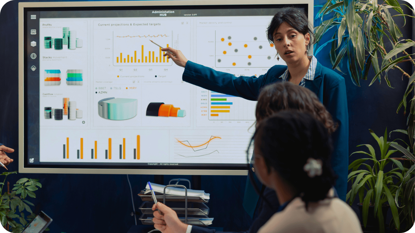 Consulente Agenzia Marketing Pistoia mostra grafiche di vendita al team durante affiancamento